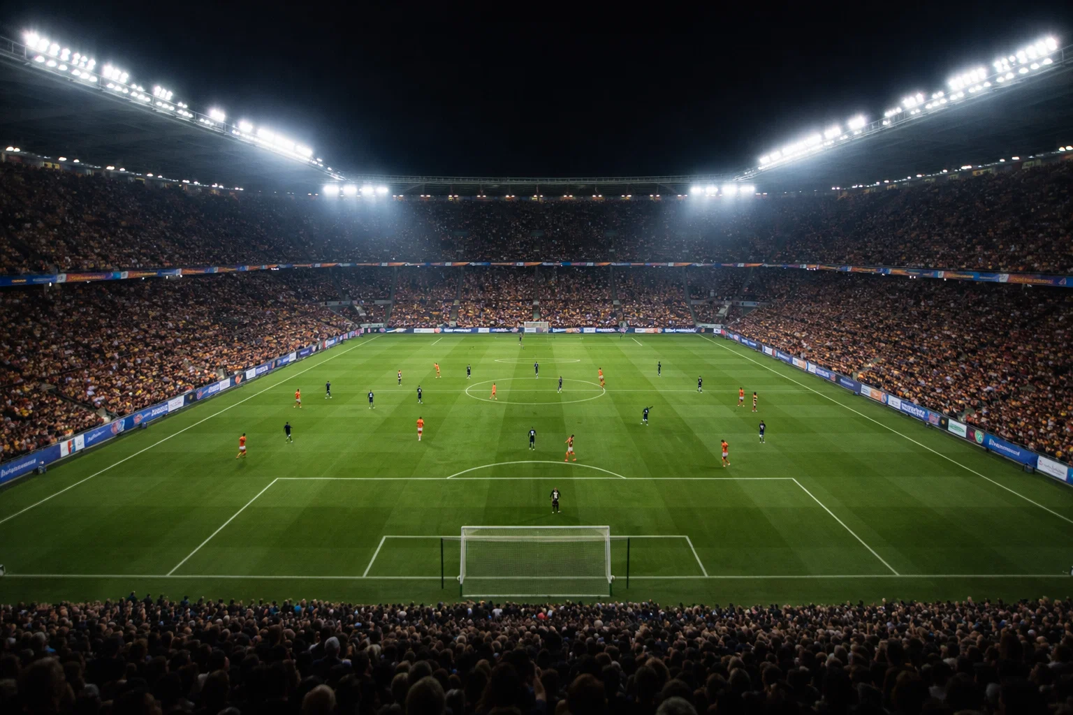 Voetbalstadion tijdens avondwedstrijd met fel verlichte groene grasmat
