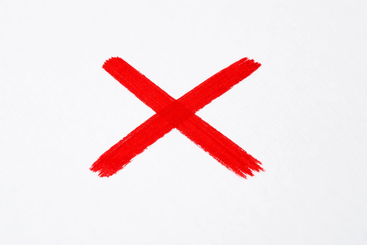 Rode kruismarkering op papier als waarschuwing voor fouten
